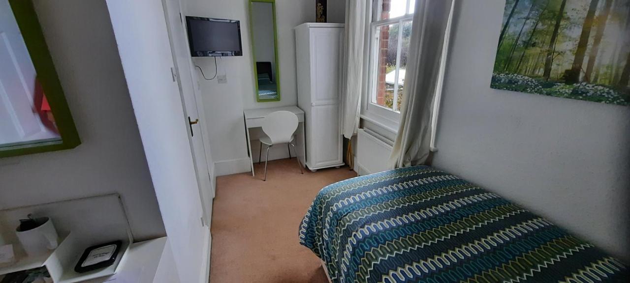 Colebrook Guest House Farnborough  Zewnętrze zdjęcie