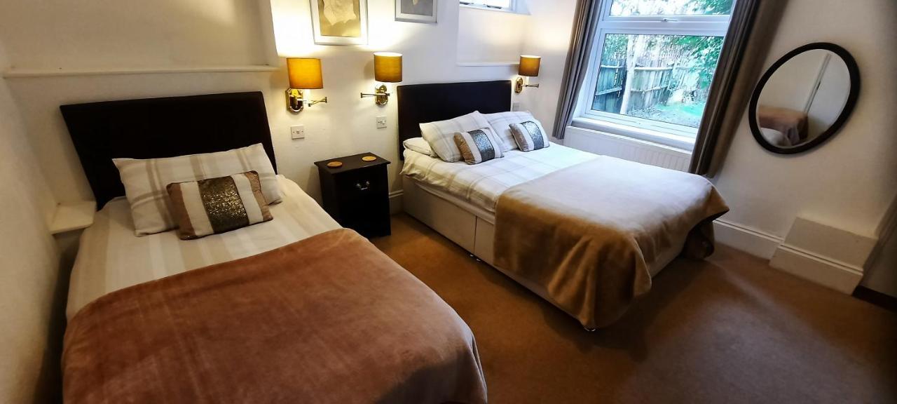 Colebrook Guest House Farnborough  Zewnętrze zdjęcie