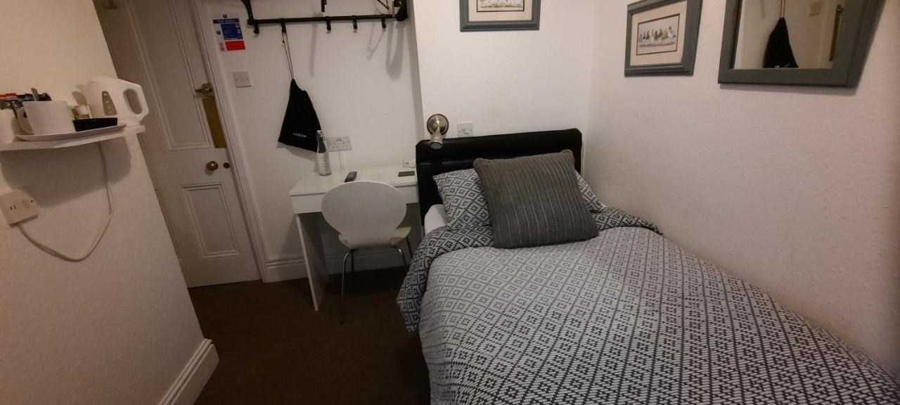 Colebrook Guest House Farnborough  Zewnętrze zdjęcie