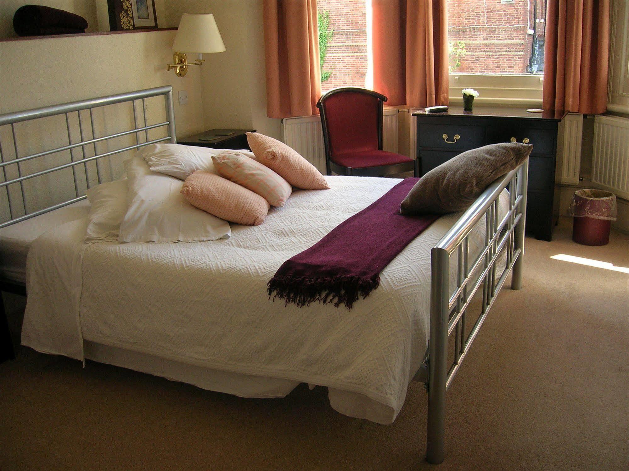 Colebrook Guest House Farnborough  Zewnętrze zdjęcie
